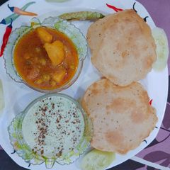 A picture of Aaloo puri.