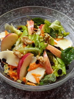 Una foto de Ensalada de manzana y nueces