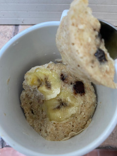 Una foto de Mug cake - torta en taza de banana