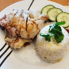 A picture of Hainan Chicken n' Rice.