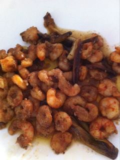 Una foto de Gambas con ajos tiernos