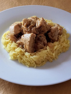 Una foto de Pollo al curry con Arroz Basmati 🍛