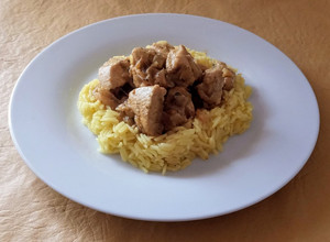 Una foto de Pollo al curry con Arroz Basmati 🍛