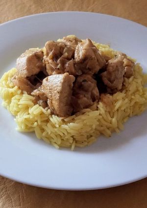 Una foto de Pollo al curry con Arroz Basmati 🍛