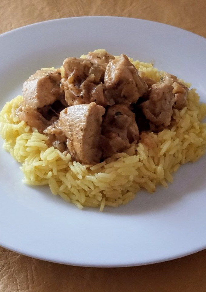 Una foto de Pollo al curry con Arroz Basmati 🍛