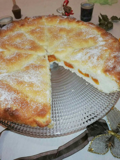 Una foto de Torta dulce de aceite rellena de orejones