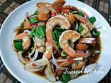 ยำกุ้งสุกไส้กรอกน้ำปลาร้า