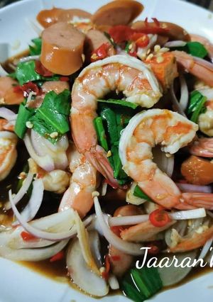 รูปของ ยำกุ้งสุกไส้กรอกน้ำปลาร้า