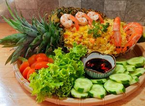 Hình của món Cơm chiên trái thơm (dứa).