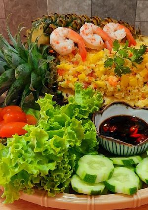 Hình của món Cơm chiên trái thơm (dứa).
