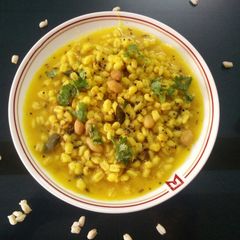 A picture of Split Pigeon Peas and Barely porridge (Toor dal tikho khichdo).