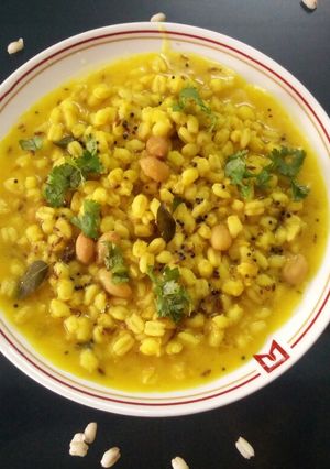 A picture of Split Pigeon Peas and Barely porridge (Toor dal tikho khichdo).