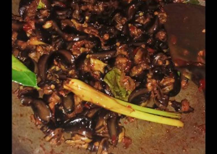 Proses meracik Oseng bekicot bumbu kacang pedas mantul yang sempurna