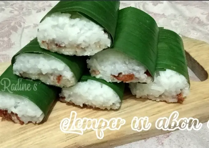 Lemper isi abon ayam