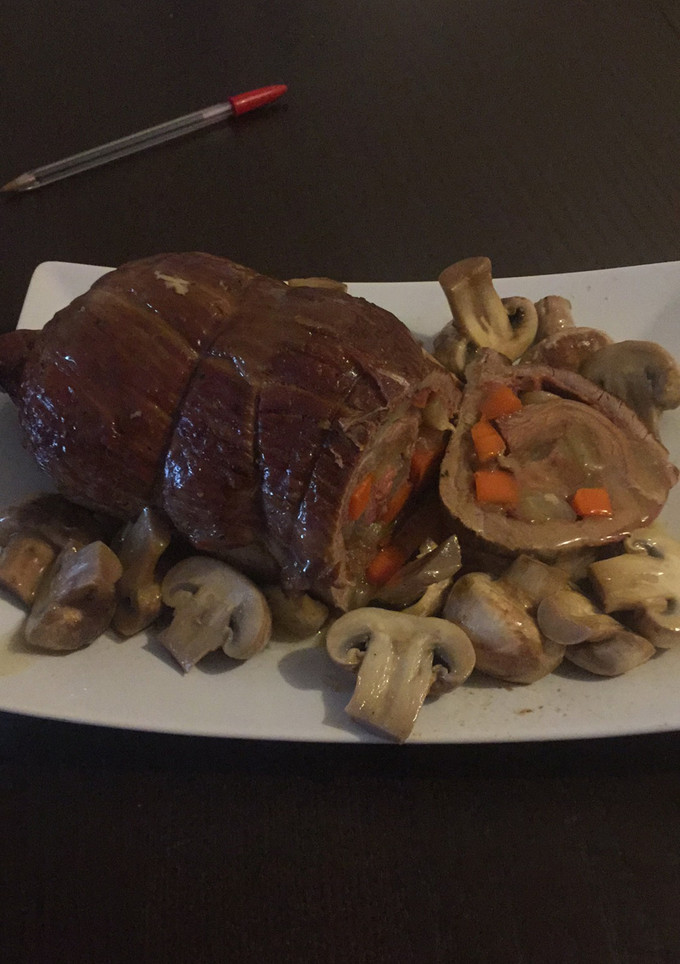 Una foto de Falda de ternera rellena de jamón y pera 