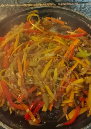 Una foto de Ensalada Arcoíris de pollo