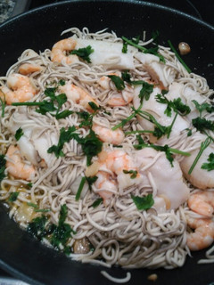 Una foto de Merluza con gulas y langostinos