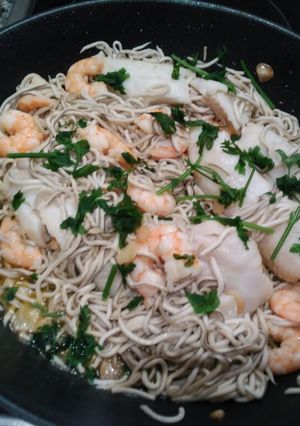 Una foto de Merluza con gulas y langostinos