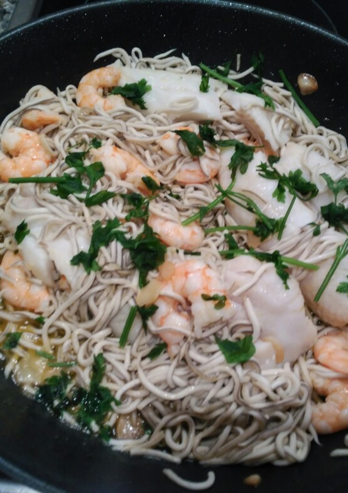 Una foto de Merluza con gulas y langostinos
