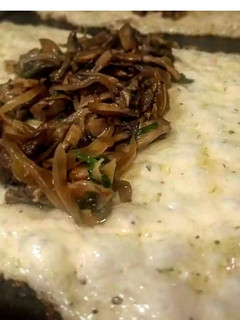 Una foto de Chicharrón de queso relleno de champiñones