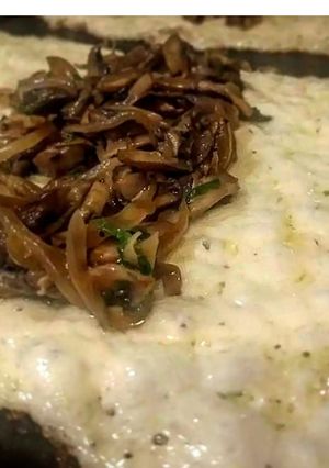 Una foto de Chicharrón de queso relleno de champiñones
