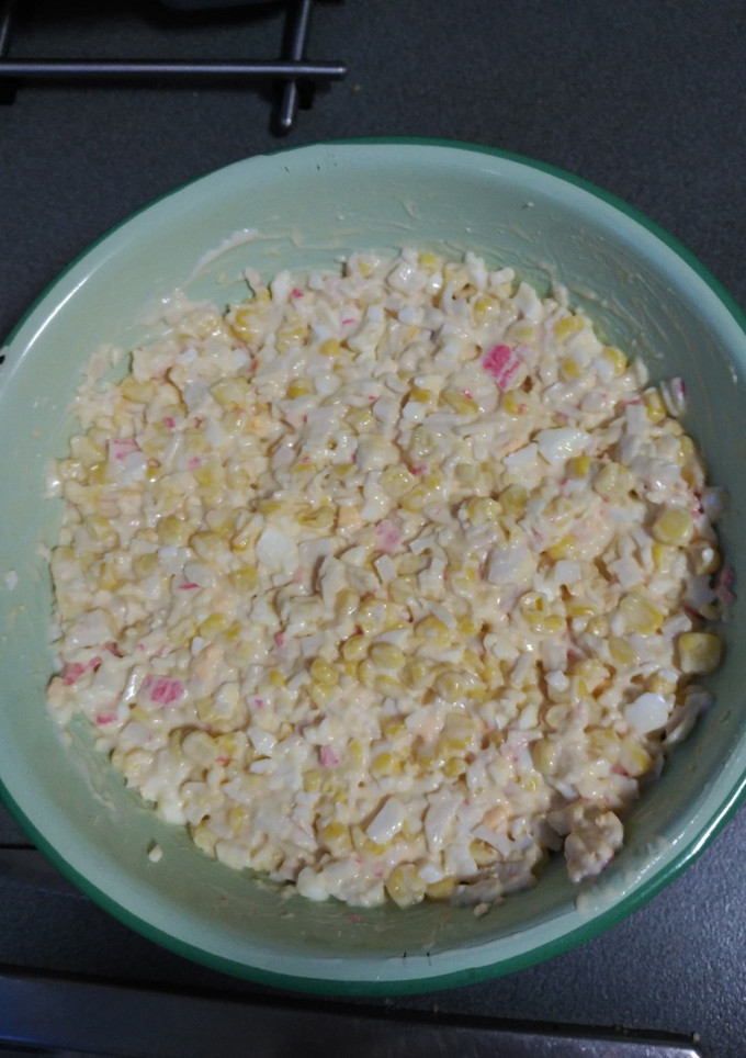 Una foto de Ensalada de maíz y palitos de cangrejo