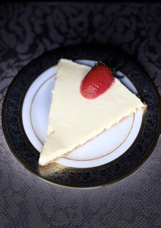 சீஸ் கேக் / ச்ட்ராபெரி சீஸ் கேக் / நோ பேக் ச்ட்ராபெரி சீஸ் கேக்(cheese cake recipe in tamil) செய்முறை முக்கிய புகைப்படம்