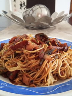 Una foto de Fideos Fritos Chinos con Pollo Korean BBQ y Verduritas al Wok