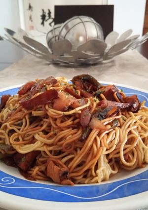 Una foto de Fideos Fritos Chinos con Pollo Korean BBQ y Verduritas al Wok