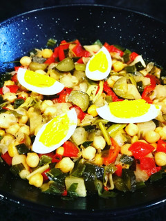 Una foto de Garbanzos con ajos tiernos y rábano blanco