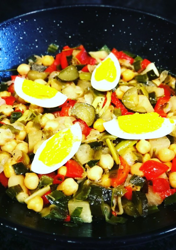 Una foto de Garbanzos con ajos tiernos y rábano blanco
