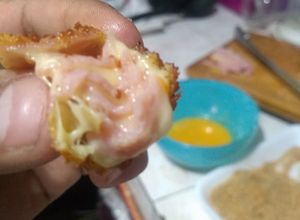 Una foto de Snack : cubitos de jamón y queso empanizados con salsa Buffalo
