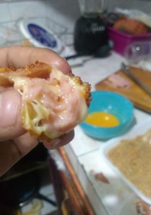 Una foto de Snack : cubitos de jamón y queso empanizados con salsa Buffalo