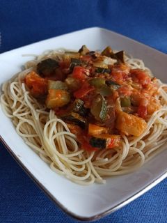 Una foto de Espaguetis con pisto de calabacín