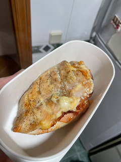Una foto de Pechuga de pollo rellena de pavo y queso