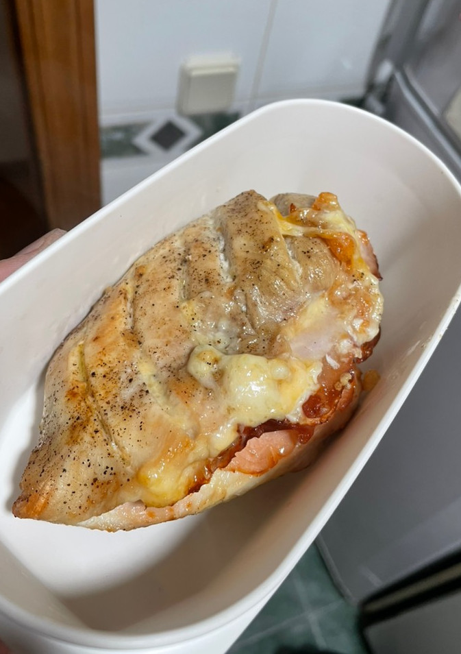 Una foto de Pechuga de pollo rellena de pavo y queso