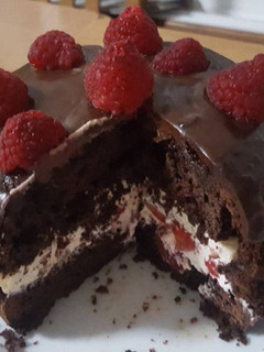 Una foto de Tarta de chocolate con chantilly y fresas