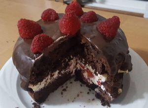 Foto principal de Tarta de chocolate con chantilly y fresas
