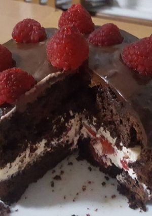 Foto principal de Tarta de chocolate con chantilly y fresas