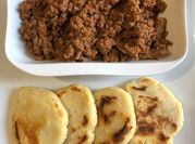 Una foto de arepa colombiana carne molida