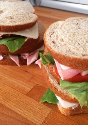 Una foto de Sándwich de jamón, queso y lechuga
