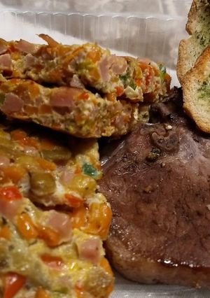 Una foto de Costeleta de cerdo con tortilla de jamón y queso y verdura