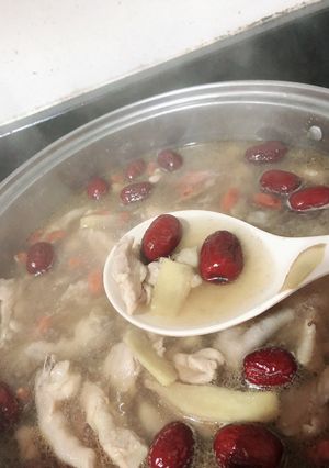 Hình của món Canh gà dầu mè.