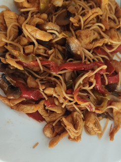 Una foto de Fideos chinos con pollo y verdura