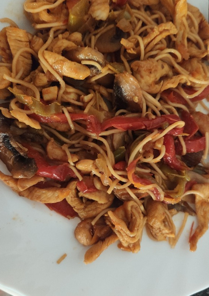 Una foto de Fideos chinos con pollo y verdura