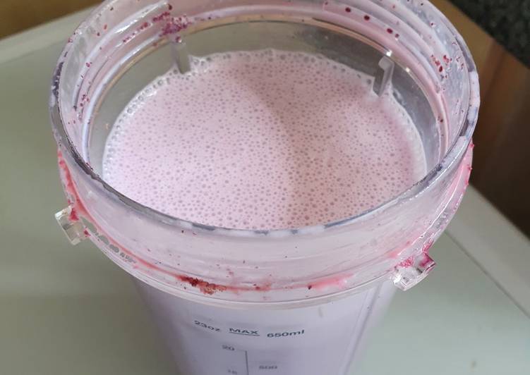 Steps to Prepare Ultimate Mixed Berry Pip Milkshake