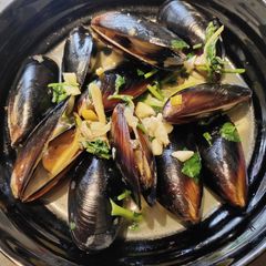 Steamed Mussels with Garlic and Ginger A picture of Steamed Mussels with Garlic and Ginger.