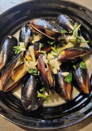 A picture of Steamed Mussels with Garlic and Ginger.