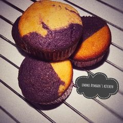 A picture of Two colors cupcakes.