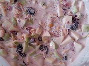 Una foto de ensalada manzana y maní